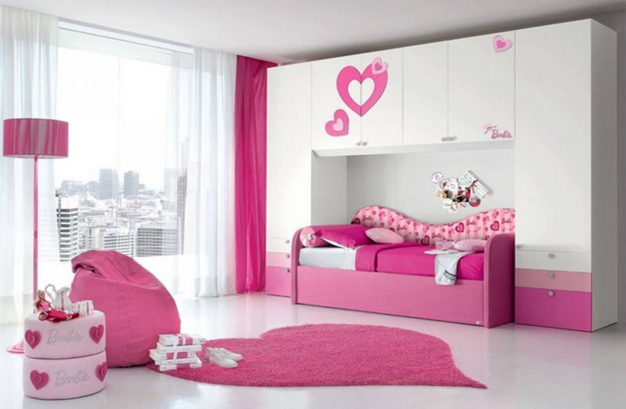 Cama rosa no quarto de uma menina em idade escolar