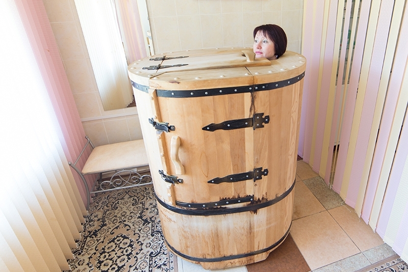 Phyto-sauna cedar bariles sa isang glazed loggia