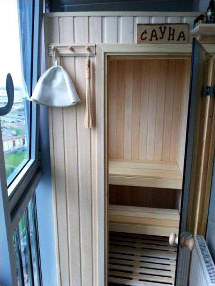 Buksan ang pintuan sa sauna sa balkonahe ng apartment