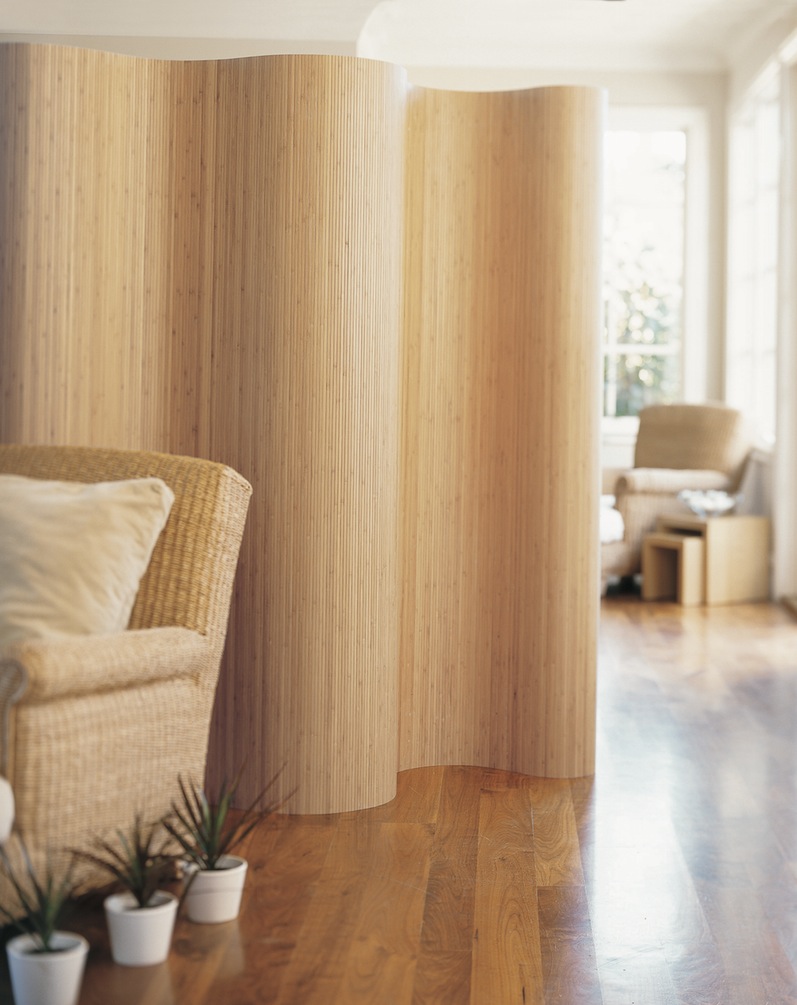 Flexibel bambuskärm i ett ljust vardagsrum