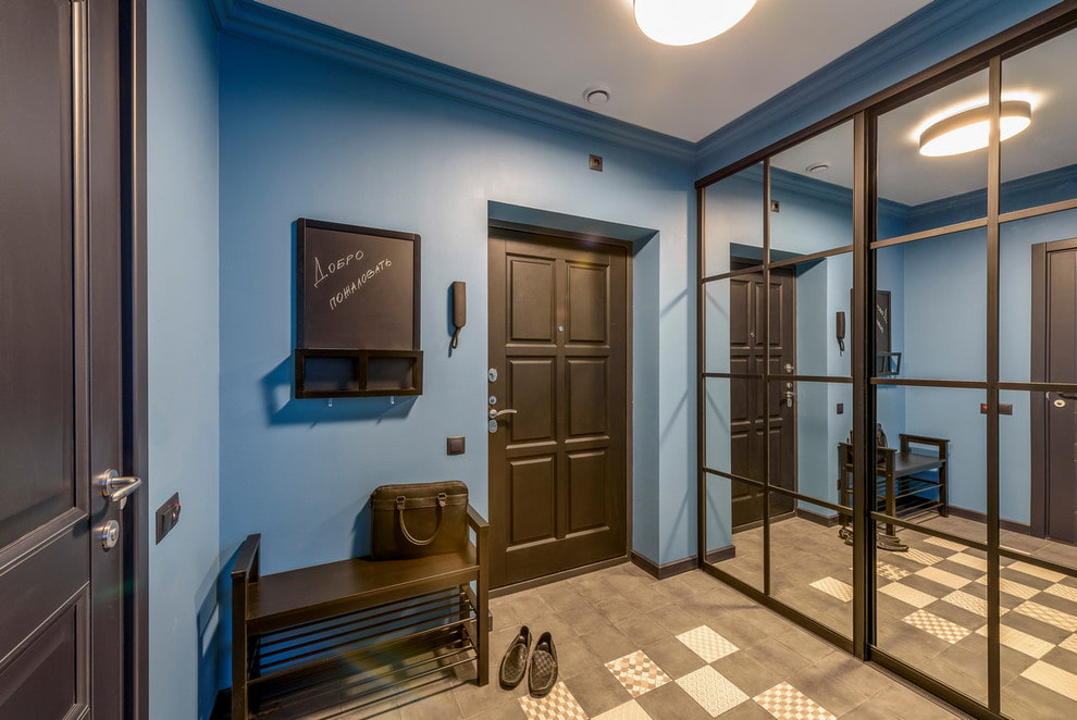 Pintu cermin almari pakaian di bahagian dalam koridor