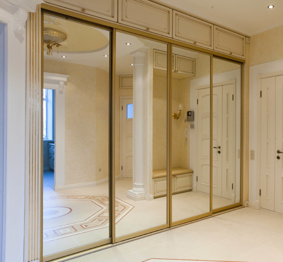 Inbyggd garderob i korridoren i klassisk stil