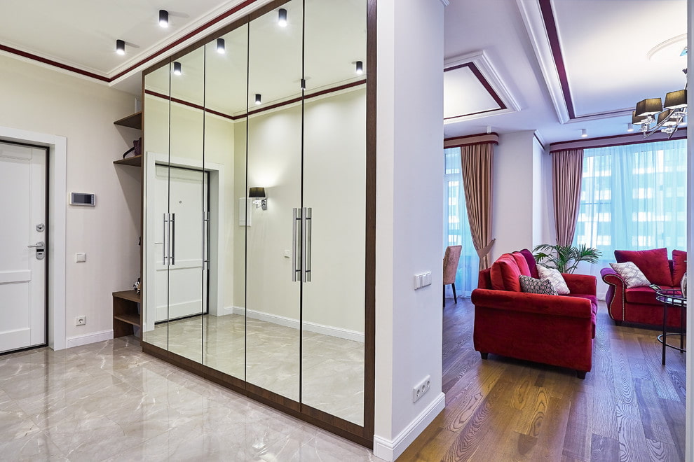 Mirrored cabinet instead of a partition between the hallway and the room