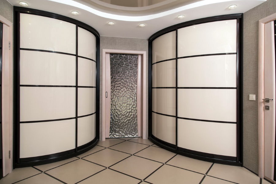 Hall de entrada espaçoso com armários de raio