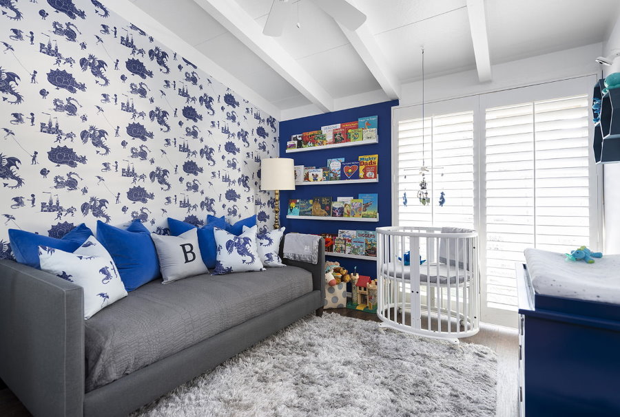 Impressão de papel de parede azul no quarto de um menino