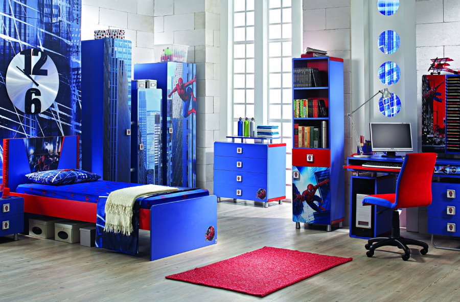 Mobles blaus a l’habitació infantil