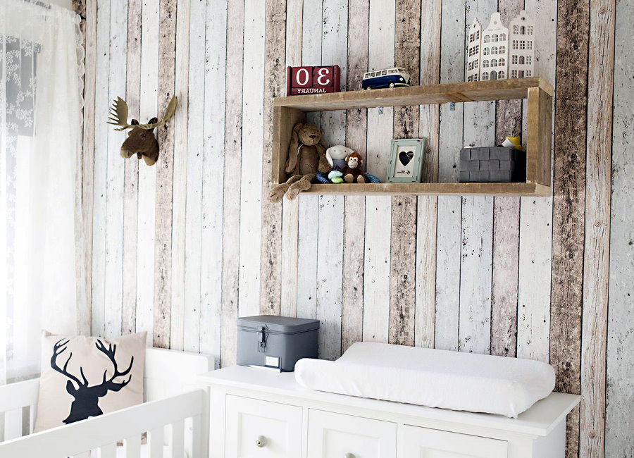 Estante de madera en la pared de la habitación para el bebé.