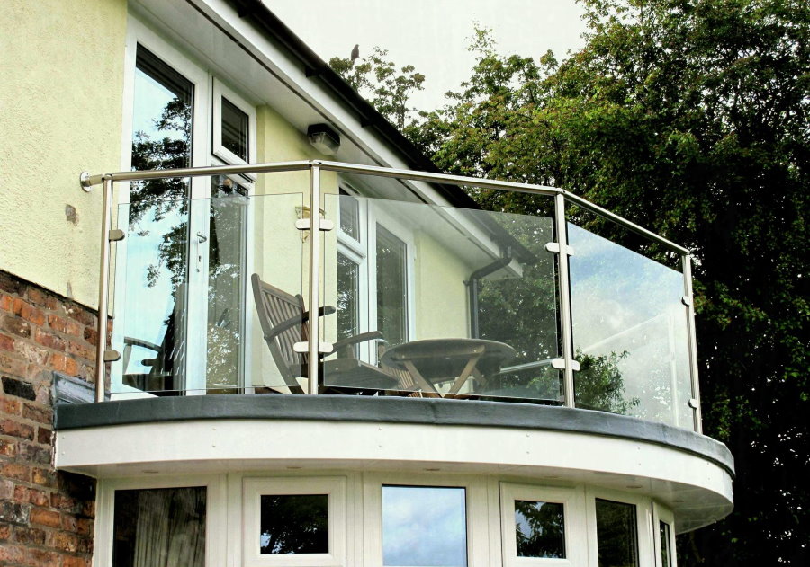 Combined glass and metal railing