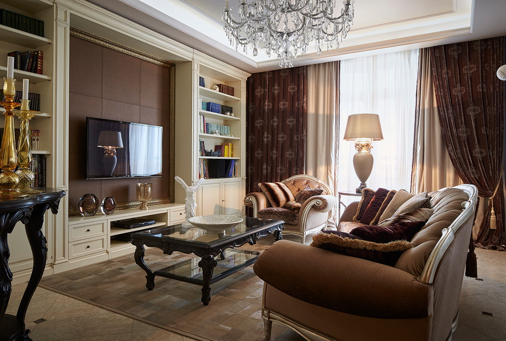 Neoklassiska möbler i vardagsrummet i en tre-rums lägenhet
