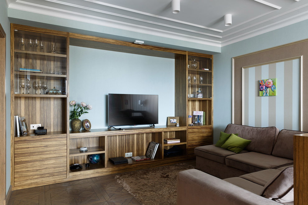 Masívna drevená stena v interiéri obývacej izby