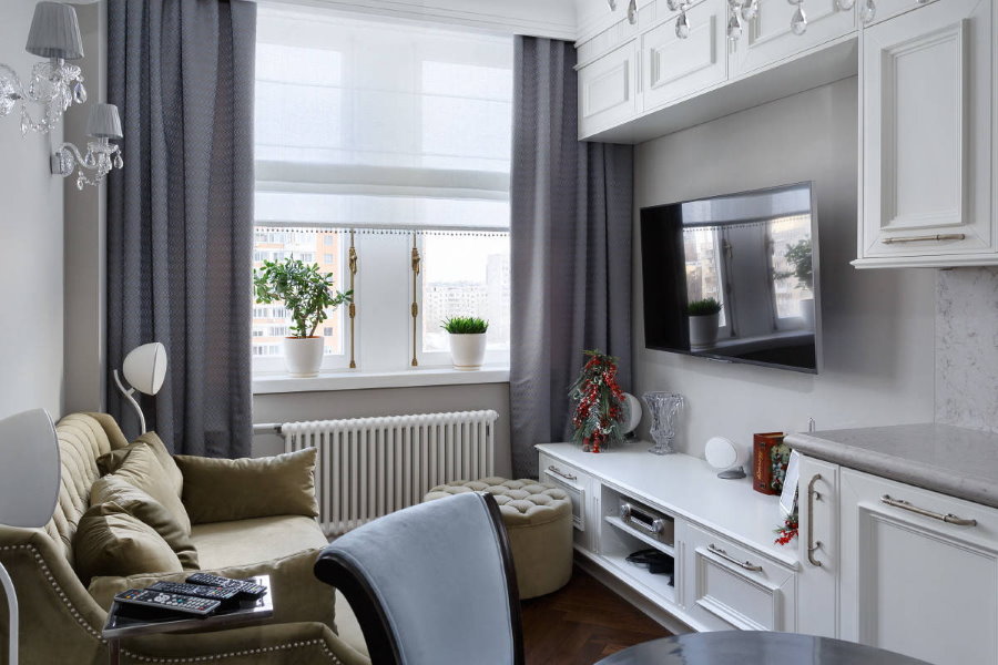 Mysigt vardagsrum med grå gardiner på fönstret.