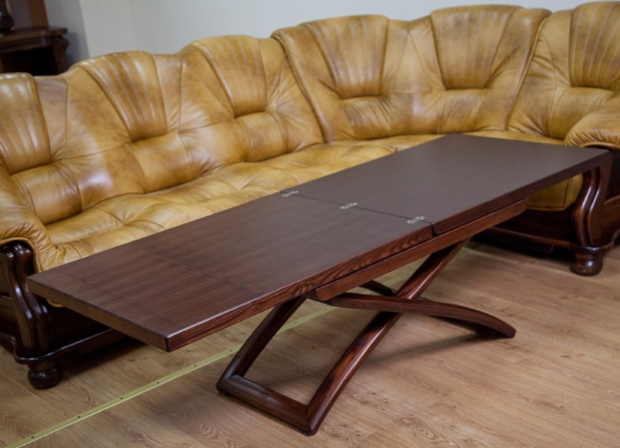 Hybridný konferenčný stolík vyrobený z dreva