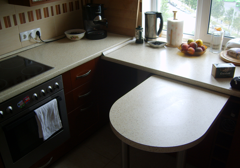 Uitschuifbare tafel in de vensterbank in de keuken