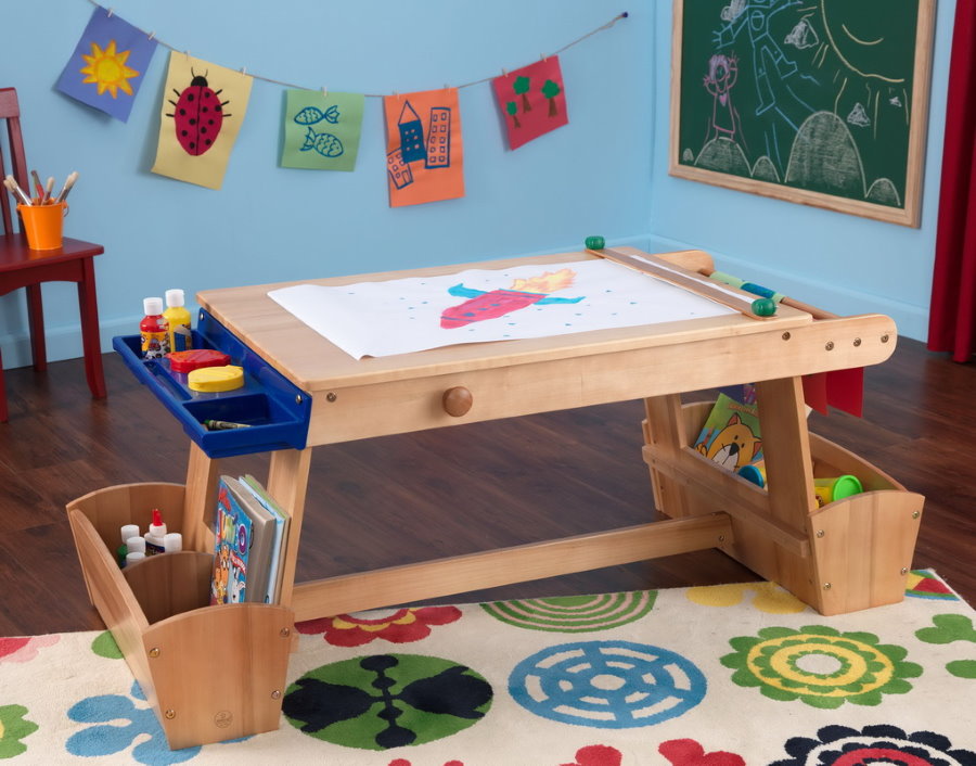 Tavolo in legno per bambini per un bambino di tre anni
