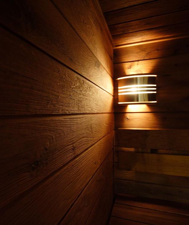 Espesyal na lampara sa kahoy na dingding ng sauna