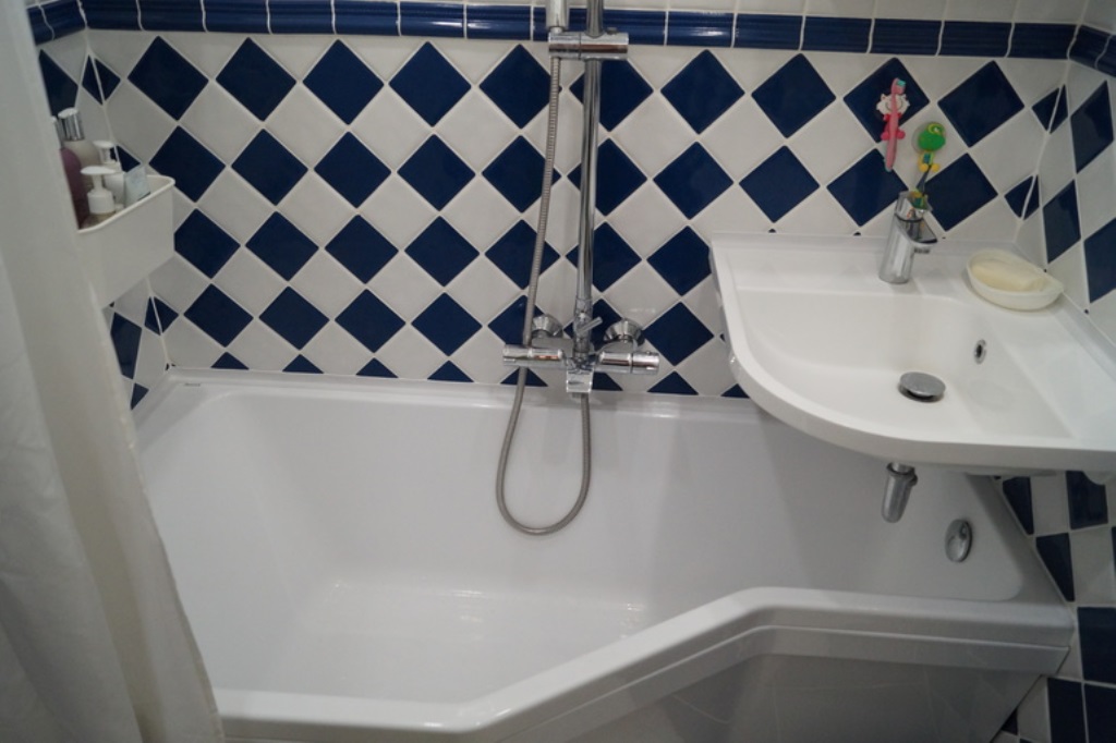 ugaoni sudoper iznad fotografije u kupaonici