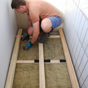 Gör-det-själv-isolering av balkonggolvet med hjälp av mineralull