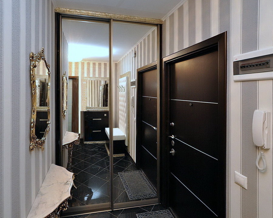 Armário espelhado em um pequeno corredor