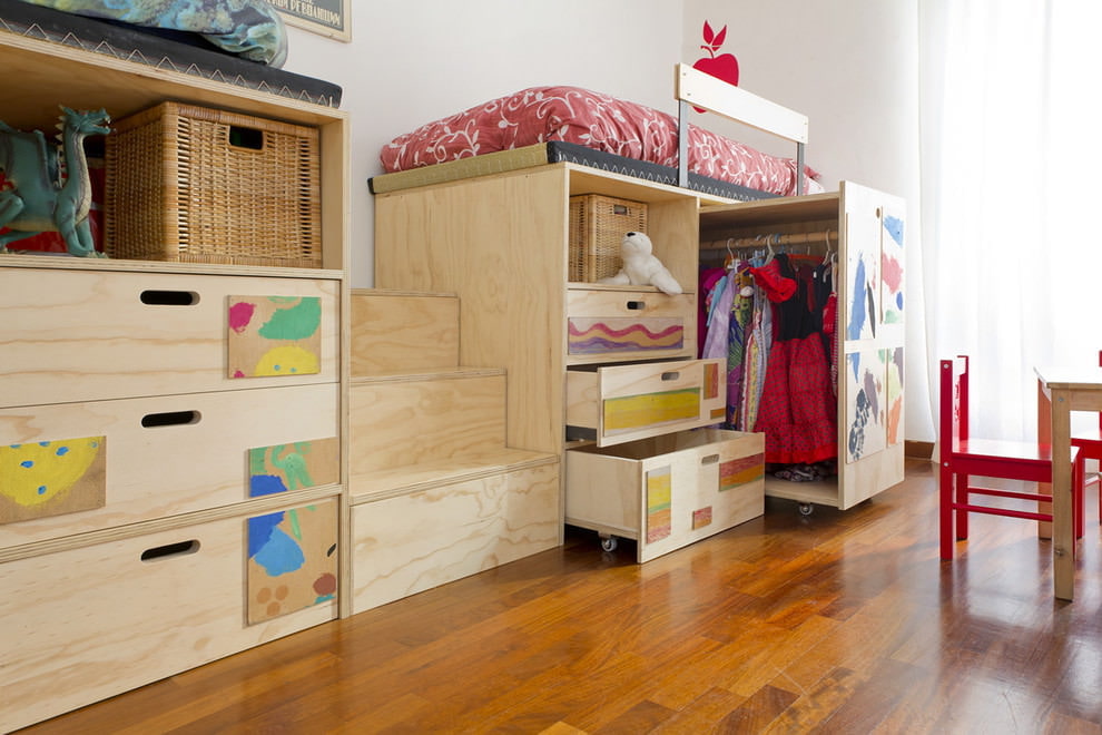 Móveis modulares de madeira compensada no quarto das crianças