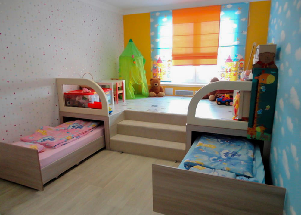 Uittrekbare bedden in een slaapkamer van kinderen van hetzelfde geslacht