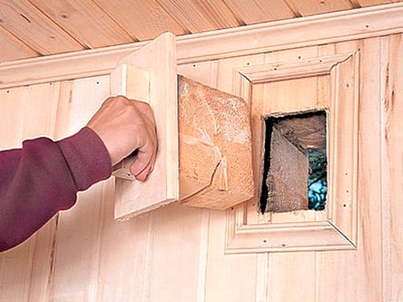 Conectați aerisirea mini-saunei de la balcon