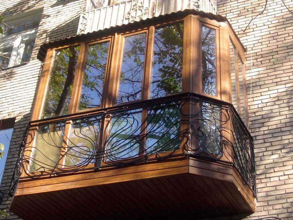 Balcoane de lemn vitrate într-un apartament de casă din cărămidă