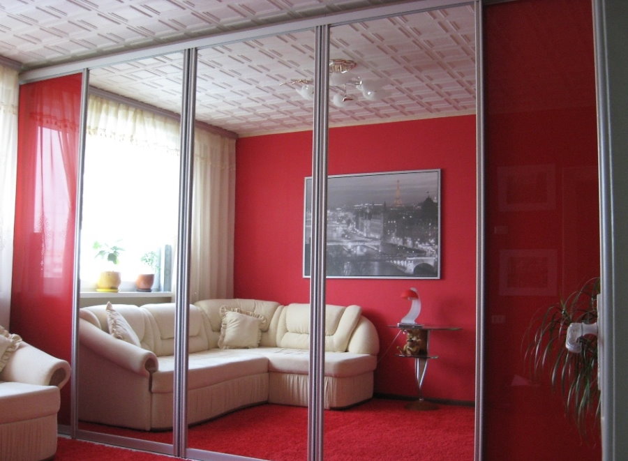 Zrkadlová skrinka v červenej obývacej izbe