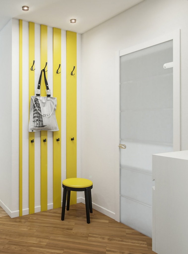 Žuta vješalica na bijelom zidu hodnika