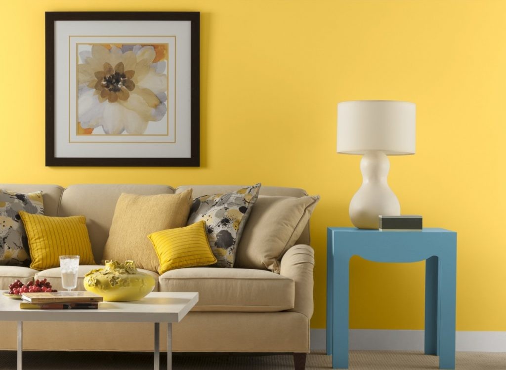 Soffa i vardagsrummet med gul tapet