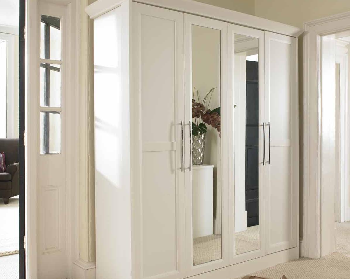 hvit hengslet garderobe med speil