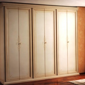 garderob med svängdörrar i hallidéns design