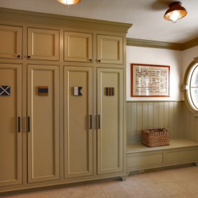 szekrény csuklós ajtóval a folyosóra tervező fénykép